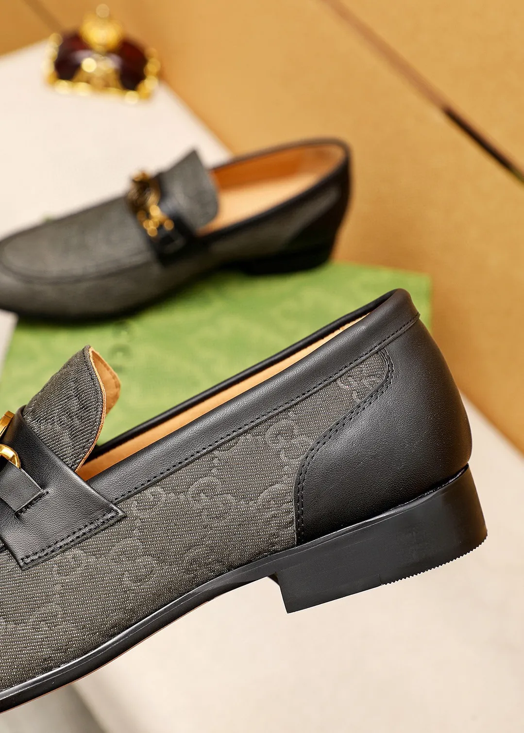 Men's shoes 💰462 💐 Product trademark: GUCCI "Gucci" casual leather shoes Regular size: 38-44 (45.46.47🉑️Customized) Product materials: Selected imported first-layer fabric upper + luxury hardware buckle, imported cowhide leather lining. Strong three-dimensional visual effect, original outsole Color: 3⃣️colors available